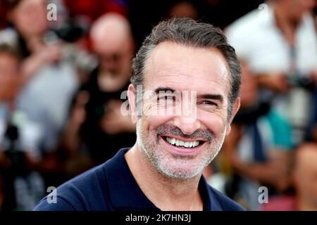 ©PHOTOPQR/NICE MATIN/Patrice Laposie ; Cannes ; 23/05/2022 ; l'attore francese Jean Dujardin partecipa a una fotocellula per il film 'novembre (novembre)' durante la 75th edizione del Festival di Cannes a Cannes, nel sud della Francia, il 23 maggio 2022. 75th edizione del Festival del Cinema di Cannes a Cannes, nel sud della Francia, il 23 maggio 2022. Foto Stock