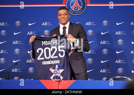 ©PHOTOPQR/LE PARISIEN/LP / Arnaud Journois ; PARIS ; 23/05/2022 ; PARIS PARC DES PRINCES 23/05/2002 CONFERENCE DE PRESSE DE KYLIAN MBAPPE Paris la francese di Saint-Germain Kylian Mbappe con una maglia al termine di una conferenza stampa allo stadio Parc des Princes di Parigi il 23 maggio 2022, Kylian Mbappe ha scelto di firmare un nuovo contratto fino al 2025 a PSG, invece di aderire al Real Madrid. Foto Stock
