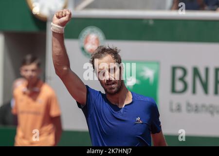 ©Sebastien Muylaert/MAXPPP - Parigi 24/05/2022 Richard Gasquet di Francia festeggia dopo la vittoria il primo incontro contro Lloyd Harris del Sud Africa durante la partita Men's Singles First Round del 3° giorno del French Open al Roland Garros di Parigi. 24.05.2022 Foto Stock