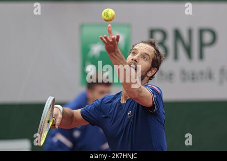 ©Sebastien Muylaert/MAXPPP - Parigi 24/05/2022 Richard Gasquet di Francia serve contro Lloyd Harris del Sud Africa durante la prima partita maschile dei Singles il giorno 3 del French Open al Roland Garros di Parigi. 24.05.2022 Foto Stock