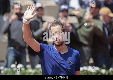 ©Sebastien Muylaert/MAXPPP - Parigi 24/05/2022 Richard Gasquet di Francia festeggia dopo la vittoria il primo incontro contro Lloyd Harris del Sud Africa durante la partita Men's Singles First Round del 3° giorno del French Open al Roland Garros di Parigi. 24.05.2022 Foto Stock