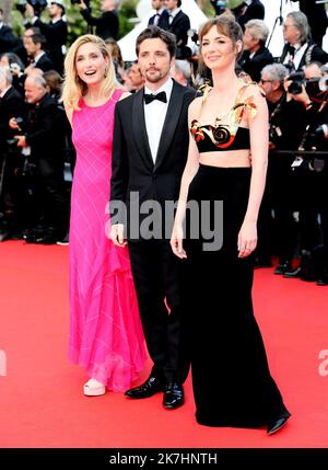 ©PHOTOPQR/NICE MATIN/Patrice Lapoirie ; Cannes ; 24/05/2022 ; da L) attrice francese Julie Gayet, Raphael Personnaz e attrice francese Louise Bourgoin arrivano per la proiezione del film "The Innocent (l'Innocent)" durante la 75th edizione del Festival di Cannes a Cannes, nel sud della Francia, il 24 maggio 2022. Foto Stock