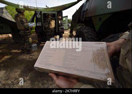 ©PHOTOPQR/L'EST REPUBLICAIN/ALEXANDRE MARCHI ; CHARMES ; 17/05/2022 ; DEFENSE - ARMEE DE TERRE - EXERCICE STRASBOURG - MANOVRA - 2EME BRIGADE BLINDEE - COMMANDEMENT - TRASMISSIONE - RENSEIGNEMENT - EMPREINTE NUMERIQUE. Charmes (Vosges) 17 maggio 2022. Un militaire tient dans ses mains une ration de combat individuelle réchauffable lors de l'exercice militaire 'Strasbourg', entre Lunéville (54) et Charmes (88), De l'armée de terre de la brigade blindée destiné à entrâiner l'état-major de le 2ème BB en tant que poste de commandement principal de la brigade sous blindage dans le cadre d'un c Foto Stock