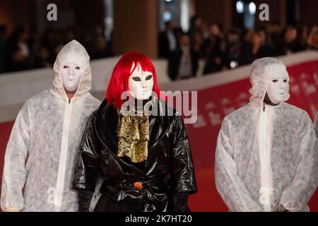 17 ottobre 2022, Roma, RM, Italia: L'artista di strada italiano Laika partecipa al tappeto rosso durante la quinta giornata della diciassettesima edizione del Rome Film Fest 2022 (Credit Image: © Matteo Nardone/Pacific Press via ZUMA Press Wire) Foto Stock