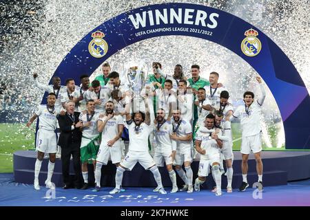 ©Manuel Blondeau/AOP Press/MAXPPP - 28/05/2022 Parigi - Saint Denis i giocatori di Ream Madrid celebrano la vittoria con la coppa durante la finale di UEFA Champions League tra Liverpool FC e Real Madrid CF allo Stade de France il 28 maggio 2022 a Parigi, Francia. Foto Stock