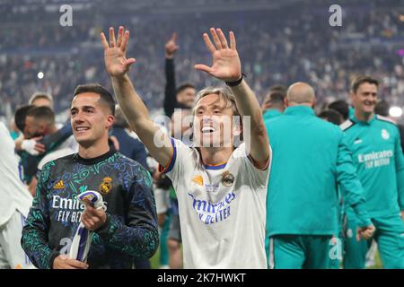 ©Manuel Blondeau/AOP Press/MAXPPP - 28/05/2022 Parigi - Saint Denis Luka Modric del Real Madrid celebra la vittoria durante la finale di UEFA Champions League tra Liverpool FC e Real Madrid CF allo Stade de France il 28 maggio 2022 a Parigi. Foto Stock