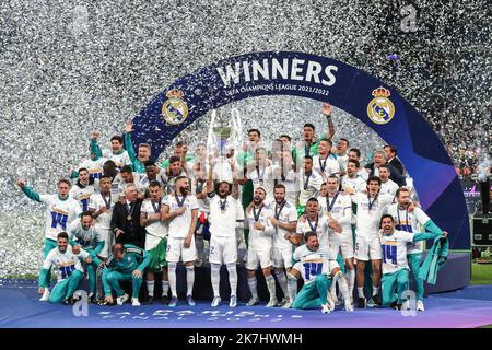 ©Manuel Blondeau/AOP Press/MAXPPP - 28/05/2022 Parigi - Saint Denis i giocatori di Madrid celebrano la vittoria con la coppa durante la finale della UEFA Champions League tra Liverpool FC e Real Madrid CF allo Stade de France il 28 maggio 2022 a Parigi, Francia. Foto Stock