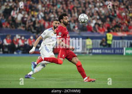 ©Manuel Blondeau/AOP Press/MAXPPP - 28/05/2022 Parigi - Saint Denis Mohamed Salah di Liverpool e Karim Benzema di Real Madrid durante la finale di UEFA Champions League tra Liverpool FC e Real Madrid CF allo Stade de France il 28 maggio 2022 a Parigi. Foto Stock