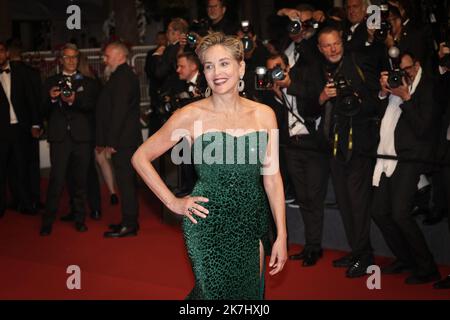 ©PHOTOPQR/LE PARISIEN/Fred Dugit ; Cannes ; 23/05/2022 ; Cuture / Cinéma Palais des festival à Cannes (06), le 23 mai 2022 Montée des marches du film Crimes of the Future Sharon Stone Photo LP / Fred Dugit 75th Festival annuale del cinema di Cannes al Palais des Festivals di Cannes, in Francia, il 23 maggio 2022. Foto Stock