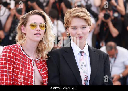 ©PHOTOPQR/NICE MATIN/Patrice Lapoirie ; Cannes ; 24/05/2022 ; l'attrice francese Lea Seydoux (L) e l'attrice statunitense Kristen Stewart posano durante una foto per il film 'Crimes of the Future' alla 75th edizione del Festival di Cannes a Cannes, nel sud della Francia, il 24 maggio 2022. Foto Stock