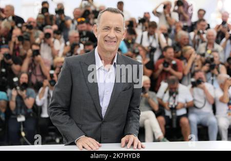 ©PHOTOPQR/NICE MATIN/Patrice Lapoirie ; Cannes ; 26/05/2022 ; l'attore statunitense Tom Hanks partecipa a una fotocall del film 'Elvis' durante la 75th edizione del Festival di Cannes a Cannes, nel sud della Francia, il 26 maggio 2022. - Festival internazionale del cinema di Cannes il 26th 2022 maggio Foto Stock