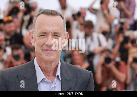 ©PHOTOPQR/NICE MATIN/Patrice Lapoirie ; Cannes ; 26/05/2022 ; l'attore statunitense Tom Hanks partecipa a una fotocall del film 'Elvis' durante la 75th edizione del Festival di Cannes a Cannes, nel sud della Francia, il 26 maggio 2022. - Festival internazionale del cinema di Cannes il 26th 2022 maggio Foto Stock