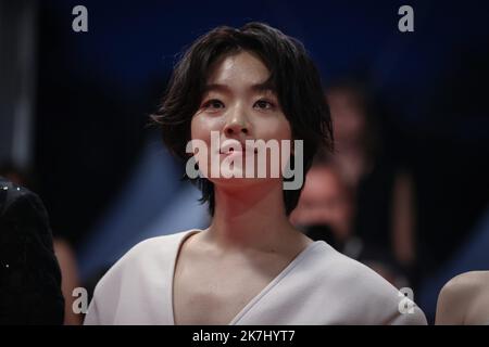 ©PHOTOPQR/LE PARISIEN/Fred Dugit ; Cannes ; 26/05/2022 ; Cuture / Cinéma Palais des festival à Cannes (06), le 26 mai 2022 Montée des marches du film 'Broker (Les Bonnes Etoiles)' l'équipe du film Bae Donna, Gang Dong-won, Lee Joo-Young, Choi Hee-jin, Song Kang-ho et Hirokazu Koreeda Photo Festival / Fred Dugit - Cannes International film. Foto Stock