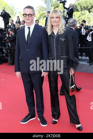 ©PHOTOPQR/NICE MATIN/Patrice Laposie ; Cannes ; 27/05/2022 ; il regista danese Nicolas Winding Refn (L) e il cinematografo francese iraniano Darius Khondji arrivano per la proiezione del film "Madre e Figlio (un Petit Frere)" durante la 75th edizione del Festival di Cannes a Cannes, nel sud della Francia, il 27 maggio 2022. - Il 75th° Festival annuale del Cinema di Cannes 27 maggio 2022 Foto Stock