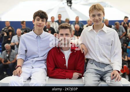 ©PHOTOPQR/NICE MATIN/Patrice Lapoirie ; Cannes ; 27/05/2022 ; (Fromm) attrice belga Emilie Dequenne, regista belga Lukas Dhont e attrice francese Lea Drucker posa durante una foto per il film 'Close' alla 75th edizione del Festival di Cannes a Cannes, nel sud della Francia, il 27 maggio 2022. Foto Stock