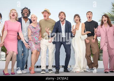 ©PHOTOPQR/LE PARISIEN/Fred Dugit ; Cannes ; 22/05/2022 ; Cuture / Cinéma Palais des festival à Cannes (06), le 22 mai 2022 Photocall du film TRIANGLE OF SADNESS (SANS FILTRE) RUBEN ÖSTLUND Réalisateur (Suède) CHARLBI DEAN Actrice IRIS BERBEN Actrice WOODY HARRELSON Acteur HARRIS DICKINSON Acteur DOLLY DE LEON Actrice ZLATKO BURIC Acteur VICKI BERLIN Actrice HENRIK DORSIN Acteur JEAN-CHRISTOPHE FOLLY Actrice SUNNYI MLP Foto / MLP Actrice Foto Stock