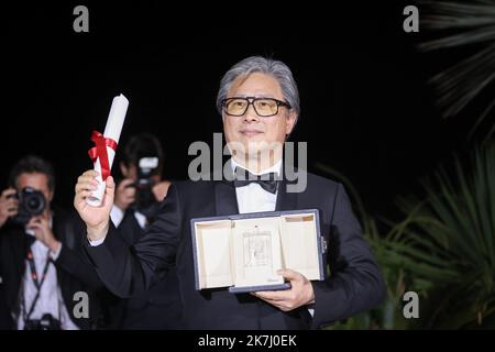 ©PHOTOPQR/LE PARISIEN/Fred Dugit ; Cannes ; 28/05/2022 ; Cuture / Cinéma Palais des festival à Cannes (06), le 28 mai 2022 Palmares du 75e fetival du film International de Cannes Prix de la Mise en scène PARK Chan-wook pour HEOJIL KYOLSHIM (DECISION TO LEAVE) Photo LP / Fred Dugit Cannes 05/28/2022: Cerimonia di premiazione del Festival Internazionale del Cinema di Cannes Foto Stock