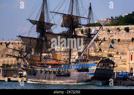 La Valletta. 17th Ott 2022. La foto scattata il 17 ottobre 2022 mostra una vista della nave Goteborg di Svezia a Valletta, Malta. La nave a vela in legno più grande al mondo ha navigato nel Grand Harbour di Malta lo scorso fine settimana prima di raggiungere Barcellona, Spagna, martedì. Il Goteborg di Svezia sarà ormeggiato al porto spagnolo per l'inverno prima di proseguire il viaggio verso Shanghai della Cina orientale. La nave si trova in una spedizione asiatica della durata di due anni, che mira a promuovere il commercio svedese-asiatico e a creare nuove opportunità di business. Credit: Jonathan Borg/Xinhua/Alamy Live News Foto Stock