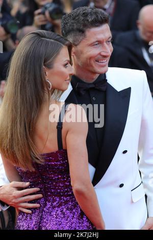 ©Pierre Teyssot/MAXPPP ; Cannes Film Festival 2022. 75th° edizione del Festival International du Film de Cannes il 25/05/2022 a Cannes, Francia. Celebrità sul Red Carpet prima della proiezione di 'Elvis'. L'attaccante polacco Robert Lewandowski (R) e sua moglie Anna Lewandowska. Â Pierre Teyssot / Maxppp Foto Stock