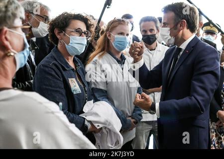 @ Pool/ Stephane Lemouton/Maxppp, France, Cherbourg, 2022/05/31 le président francais Emmanuel Macron se rend au Centre Hospitalier Public du Cotentin à Cherbourg, dans la Manche, France, le 31 mai 2022, pour un déplacement consacré à l'accès aux soins urgentes et non programmés. © Stéphane Lemouton/bestimage il Presidente francese Emmanuel Macron incontra gli operatori sanitari nel centro ospedaliero di Louis Pasteur Cotentin durante una visita dedicata all'accesso alle cure urgenti e non programmate a Cherbourg, in Francia, il 31 2022 maggio. Foto Stock