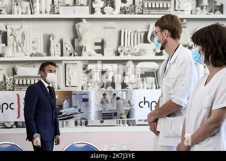 @ Pool/ Stephane Lemouton/Maxppp, France, Cherbourg, 2022/05/31 le président francais Emmanuel Macron se rend au Centre Hospitalier Public du Cotentin à Cherbourg, dans la Manche, France, le 31 mai 2022, pour un déplacement consacré à l'accès aux soins urgentes et non programmés. © Stéphane Lemouton/bestimage il Presidente francese Emmanuel Macron incontra gli operatori sanitari nel centro ospedaliero di Louis Pasteur Cotentin durante una visita dedicata all'accesso alle cure urgenti e non programmate a Cherbourg, in Francia, il 31 2022 maggio. Foto Stock