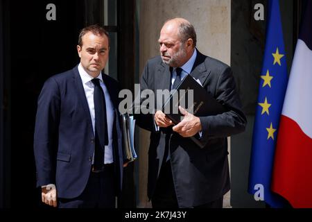 ©Thomas Padilla/MAXPPP - 01/06/2022 ; Parigi, Francia ; SORTIE DU CONGRÈS au PALAIS DE l'ELYSEE. SEBASTIEN LECORNU, MINISTRE DES ARMEES, ERIC DUPOND MORETTI, GARDE DES SCEAUX, MINISTRE DE LA JUSTICE. - Parigi, Francia, 1st 20222 giugno riunione settimanale del gabinetto Foto Stock