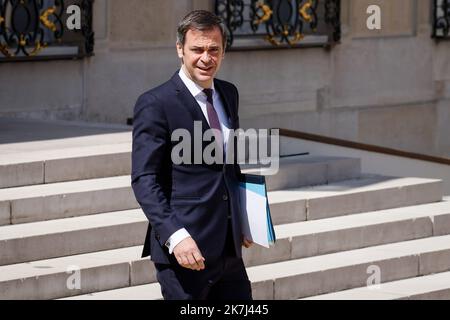 ©Thomas Padilla/MAXPPP - 01/06/2022 ; Parigi, Francia ; SORTIE DU CONGRÈS au PALAIS DE l'ELYSEE. OLIVIER VERAN, MINISTRE DELEGUE AUPRES DE LA PREMIERE MINISTRE, CHARGE DES RELATIONS AVEC LE PARLEMENT ET DE LA VIE DEMOCRATIQUE. - Parigi, Francia, 1st 20222 giugno riunione settimanale del gabinetto Foto Stock