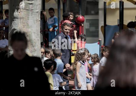 Â-PHOTOPQR/consacrÃ-PROVENCE/TOMASELLI Antoine ; Marseille ; 02/06/2022 ; DÃ déplacement du PrÃ RÃ Ã Ã épublique Emmanuel MACRON l'éducation. Il est accompagnÃ¢ SÃ du ministre de l'Education nationale et de la Jeunesse -PAP-NDIAYE â¢©quence visite de l'ecole Menpenti et son laboratoire de mathÃ©matique â€ â Ecole Menpenti 161 Avenue de Toulon¢€ POOL Marseille (Francia), giugno 2nd 2022 Visita del presidente francese EmmanuelMacron e del ministro dell'Istruzione PapNDiyae Foto Stock