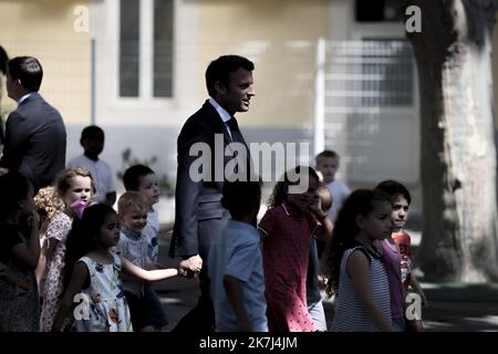 Â-PHOTOPQR/consacrÃ-PROVENCE/TOMASELLI Antoine ; Marseille ; 02/06/2022 ; DÃ déplacement du PrÃ RÃ Ã Ã épublique Emmanuel MACRON l'éducation. Il est accompagnÃ¢ SÃ du ministre de l'Education nationale et de la Jeunesse -PAP-NDIAYE â¢©quence visite de l'ecole Menpenti et son laboratoire de mathÃ©matique â€ â Ecole Menpenti 161 Avenue de Toulon¢€ POOL Marseille (Francia), giugno 2nd 2022 Visita del presidente francese EmmanuelMacron e del ministro dell'Istruzione PapNDiyae Foto Stock