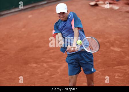 ©PHOTOPQR/LE PARISIEN/LP / ARNAUD JOURNOIS ; PARIGI ; 03/06/2022 ; TENNIS , ROLAND GARROS 2022 , DEMI FINALE SIMPLE JUNIOR , GABRIEL DEBRU (FOTO) VS DINO PRIZMIC Foto Stock