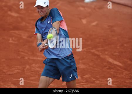 ©PHOTOPQR/LE PARISIEN/LP / ARNAUD JOURNOIS ; PARIGI ; 03/06/2022 ; TENNIS , ROLAND GARROS 2022 , DEMI FINALE SIMPLE JUNIOR , GABRIEL DEBRU (FOTO) VS DINO PRIZMIC Foto Stock