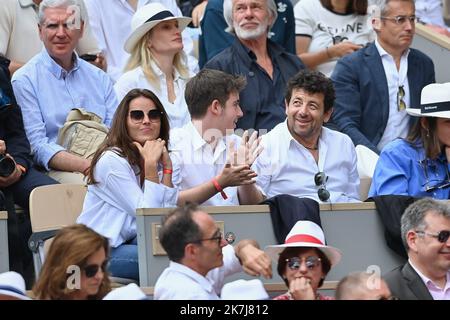 ©FRANCK CASTEL/MAXPPP - 20220006 Patrick Bruel e Clemence PARIGI, FRANCIA - 05 GIUGNO 2022 l'Open francese di Roland Garros il 05 giugno 2022 a Parigi, Francia Foto Stock