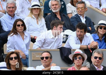 ©FRANCK CASTEL/MAXPPP - 20220006 Patrick Bruel e Clemence PARIGI, FRANCIA - 05 GIUGNO 2022 l'Open francese di Roland Garros il 05 giugno 2022 a Parigi, Francia Foto Stock