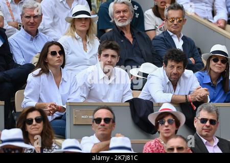 ©FRANCK CASTEL/MAXPPP - 20220006 Patrick Bruel e Clemence PARIGI, FRANCIA - 05 GIUGNO 2022 l'Open francese di Roland Garros il 05 giugno 2022 a Parigi, Francia Foto Stock