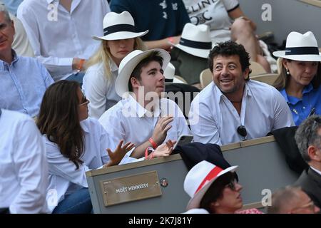 ©FRANCK CASTEL/MAXPPP - 20220006 Patrick Bruel e Clemence PARIGI, FRANCIA - 05 GIUGNO 2022 l'Open francese di Roland Garros il 05 giugno 2022 a Parigi, Francia Foto Stock