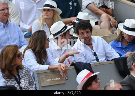 ©FRANCK CASTEL/MAXPPP - 20220006 Patrick Bruel e Clemence PARIGI, FRANCIA - 05 GIUGNO 2022 l'Open francese di Roland Garros il 05 giugno 2022 a Parigi, Francia Foto Stock