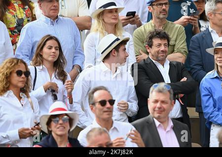 ©FRANCK CASTEL/MAXPPP - 20220006 Patrick Bruel e Clemence PARIGI, FRANCIA - 05 GIUGNO 2022 l'Open francese di Roland Garros il 05 giugno 2022 a Parigi, Francia Foto Stock