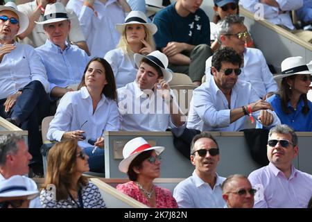 ©FRANCK CASTEL/MAXPPP - 20220006 Patrick Bruel e Clemence PARIGI, FRANCIA - 05 GIUGNO 2022 l'Open francese di Roland Garros il 05 giugno 2022 a Parigi, Francia Foto Stock