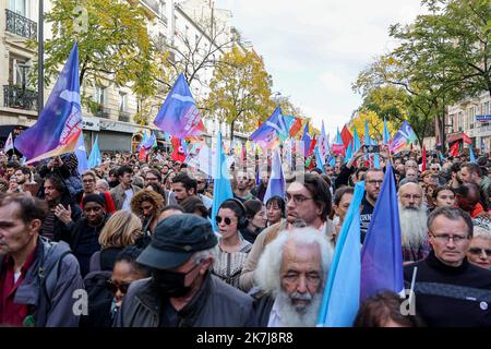 Parigi, Francia. 16th Ott 2022. Durante la dimostrazione, i manifestanti si sono attivati. Migliaia di persone hanno marciato a Parigi la domenica per un 'sarca contro l'alto costo della vita e l'inazione climatica' organizzato dalla Nuova Unione popolare ecologica e sociale (Nupes). Erano circa 140.000 manifestanti secondo gli organizzatori, 30.000 secondo la polizia. A marzo erano presenti diversi deputati dei NUPES. Credit: SOPA Images Limited/Alamy Live News Foto Stock