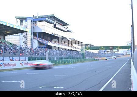 ©Alexandre Dimou/ALEXPRESS/MAXPPP - 12 / 06 /2022 / Francia / le Mans / Sport / Auto / WEC / 24h du MANS / ligne d’Arrivee la 2022 24 ore di le Mans è la 90th edizione della 24 ore di le Mans e si svolgerà il 11 giugno e 12, 2022. E' il 3rd° round del Campionato Mondiale di Endurance FIA 2022 Foto Stock