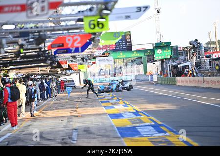 ©Alexandre Dimou/ALEXPRESS/MAXPPP - 12 / 06 /2022 / Francia / le Mans / Sport / Auto / WEC / 24h du MANS / Illustration pit lane la 2022 24 ore di le Mans è la 90th edizione della 24 ore di le Mans e si svolgerà il prossimo giugno 11 e 12, 2022. E' il 3rd° round del Campionato Mondiale di Endurance FIA 2022 Foto Stock