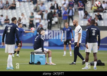 ©Sebastien Muylaert/MAXPPP - Parigi 13/06/2022 Antoine Griezmann di Francia scalda davanti alla UEFA Nations League Una partita di Gruppo 1 tra Francia e Croazia allo Stade de France di Parigi, Francia. 13.06.2022 Foto Stock