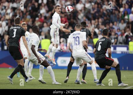 ©Sebastien Muylaert/MAXPPP - Parigi 13/06/2022 Antoine Griezmann di Francia combatte per la palla durante la UEFA Nations League Una partita di Gruppo 1 tra Francia e Croazia allo Stade de France di Parigi, Francia. 13.06.2022 Foto Stock