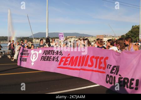 ©PHOTOPQR/LE DAUPHINE/Grégory YETCHMENIZA ; Genève ; 14/06/2022 ; Grégory YETCHMENIZA / LE DAUPHINE LIBERE / Photopqr GENEVE (SUISSE) LE 14 JUIN 2022 Les femmes discendent dans l'égalité des sexes toute pour la Suisse. A Genève, la manifestazione a réuni Plus de 4000 personnes. La mobilité était placée sous le signe de l'opposion à la réforme AVS21 et pour l'introduction du consentement en matière de relations sexuelles dans le Code pénal. GINEVRA (SVIZZERA) 14 GIUGNO 2022 le donne scendono in strada per la parità di genere in tutta la Svizzera. A Ginevra, l'evento si è riunito Foto Stock