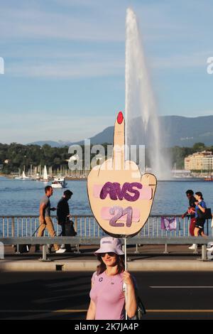 ©PHOTOPQR/LE DAUPHINE/Grégory YETCHMENIZA ; Genève ; 14/06/2022 ; Grégory YETCHMENIZA / LE DAUPHINE LIBERE / Photopqr GENEVE (SUISSE) LE 14 JUIN 2022 Les femmes discendent dans l'égalité des sexes toute pour la Suisse. A Genève, la manifestazione a réuni Plus de 4000 personnes. La mobilité était placée sous le signe de l'opposion à la réforme AVS21 et pour l'introduction du consentement en matière de relations sexuelles dans le Code pénal. GINEVRA (SVIZZERA) 14 GIUGNO 2022 le donne scendono in strada per la parità di genere in tutta la Svizzera. A Ginevra, l'evento si è riunito Foto Stock