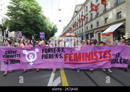 ©PHOTOPQR/LE DAUPHINE/Grégory YETCHMENIZA ; Genève ; 14/06/2022 ; Grégory YETCHMENIZA / LE DAUPHINE LIBERE / Photopqr GENEVE (SUISSE) LE 14 JUIN 2022 Les femmes discendent dans l'égalité des sexes toute pour la Suisse. A Genève, la manifestazione a réuni Plus de 4000 personnes. La mobilité était placée sous le signe de l'opposion à la réforme AVS21 et pour l'introduction du consentement en matière de relations sexuelles dans le Code pénal. GINEVRA (SVIZZERA) 14 GIUGNO 2022 le donne scendono in strada per la parità di genere in tutta la Svizzera. A Ginevra, l'evento si è riunito Foto Stock