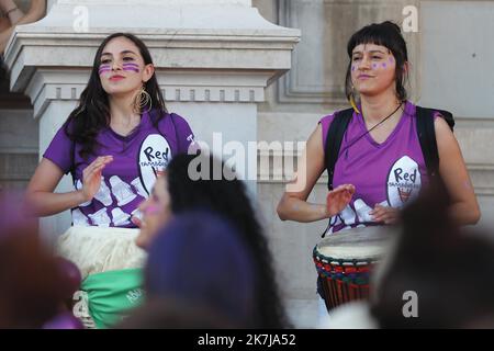 ©PHOTOPQR/LE DAUPHINE/Grégory YETCHMENIZA ; Genève ; 14/06/2022 ; Grégory YETCHMENIZA / LE DAUPHINE LIBERE / Photopqr GENEVE (SUISSE) LE 14 JUIN 2022 Les femmes discendent dans l'égalité des sexes toute pour la Suisse. A Genève, la manifestazione a réuni Plus de 4000 personnes. La mobilité était placée sous le signe de l'opposion à la réforme AVS21 et pour l'introduction du consentement en matière de relations sexuelles dans le Code pénal. GINEVRA (SVIZZERA) 14 GIUGNO 2022 le donne scendono in strada per la parità di genere in tutta la Svizzera. A Ginevra, l'evento si è riunito Foto Stock