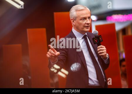 ©THOMAS PADILLA/MAXPPP - 15/06/2022 ; PARIGI, FRANCIA ; BRUNO LE MAIRE, MINISTRE DE L'ECONOMIE, DES FINANCES ET DE LA SOUVERAINETE INDUSTRIELLE ET NUMERIQUE VISITE LE SALON VIVA TECHNOLOGY A LA PORTE DE VERSAILLES. - Parigi, Francia, giugno 15th 2022 il ministro francese dell'Economia Bruno le Maire al VivaTech 6th. VivaTech è il rendezvous mondiale per le startup e i leader per celebrare l'innovazione. Si tratta di una raccolta di menti, talenti e prodotti più brillanti al mondo. Foto Stock