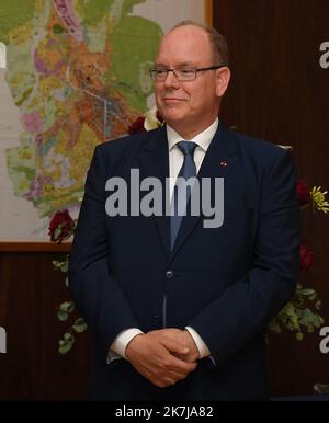 ©Mourad ALLILI/MAXPPP - 08/06/2022 Voiron Isere le 09/06/2022 : Ceremonie de remise des insignes de chevalier dans l ordre de la legion d honneur a MR Gerard Christancien Championde france de boxe ,l a participe aux Jeux olympiques d'hiver de 1968, 1972, 1976 et 1984 en presence de son ami le principe Albert II de Monaco. Il principe Alberto era a Voiron, in Francia, per la distinzione del suo amico, Gérard Christaud, che ricevette l'insegna di Cavaliere della Legione d'onore il 8th giugno 2022 Foto Stock