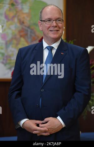 ©Mourad ALLILI/MAXPPP - 08/06/2022 Voiron Isere le 09/06/2022 : Ceremonie de remise des insignes de chevalier dans l ordre de la legion d honneur a MR Gerard Christancien Championde france de boxe ,l a participe aux Jeux olympiques d'hiver de 1968, 1972, 1976 et 1984 en presence de son ami le principe Albert II de Monaco. Il principe Alberto era a Voiron, in Francia, per la distinzione del suo amico, Gérard Christaud, che ricevette l'insegna di Cavaliere della Legione d'onore il 8th giugno 2022 Foto Stock